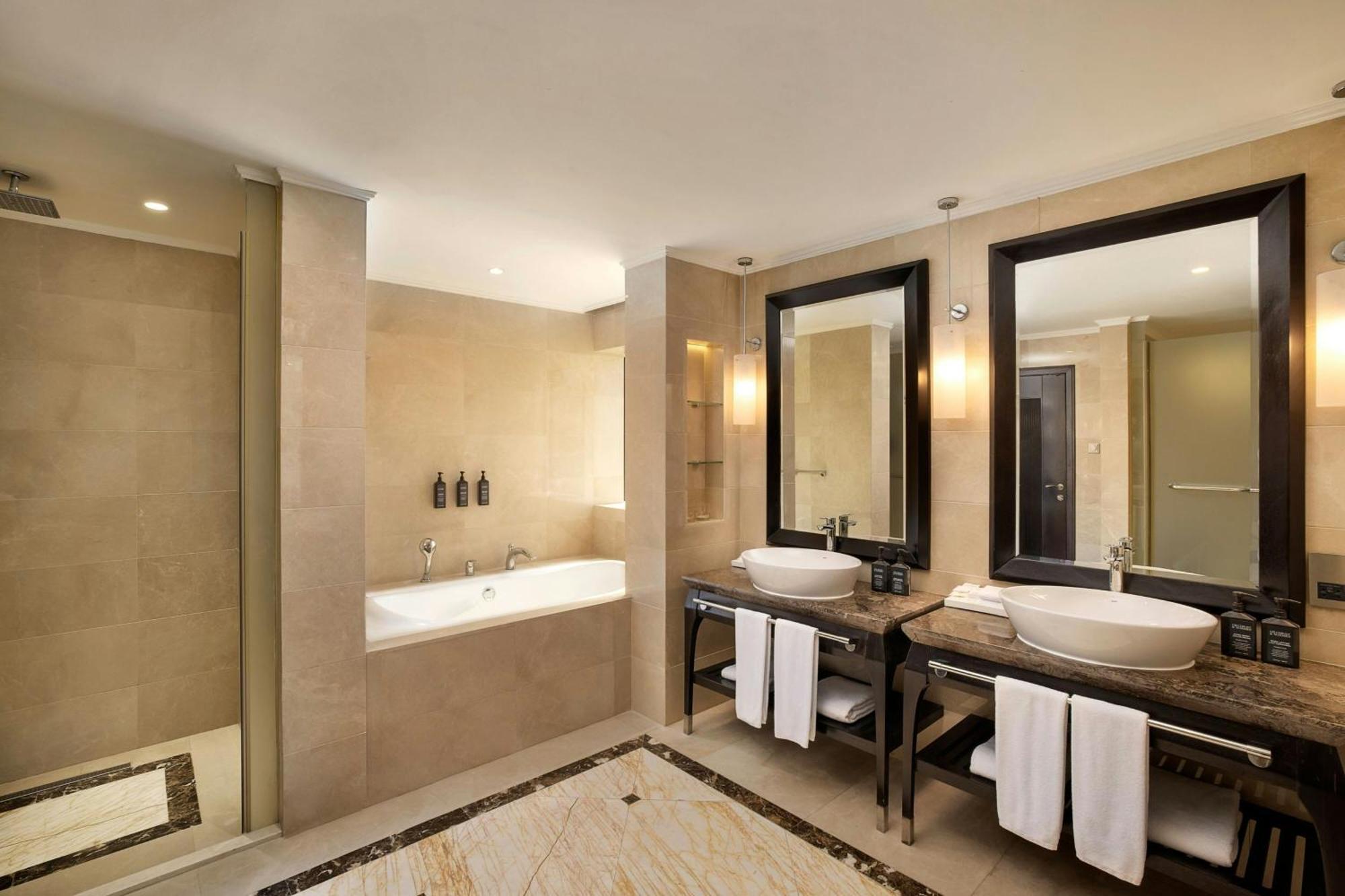 Sheraton Sharjah Beach Resort And Spa Exterior foto