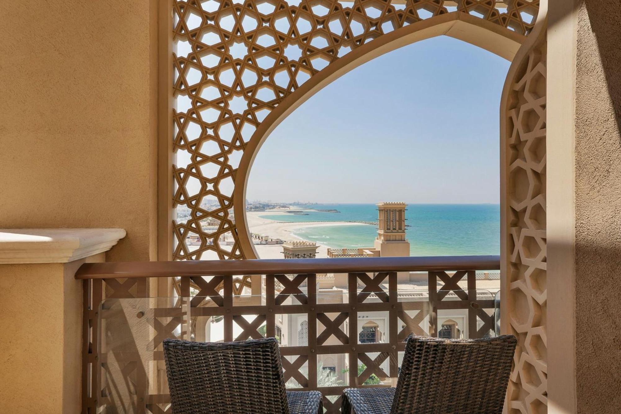Sheraton Sharjah Beach Resort And Spa Exterior foto