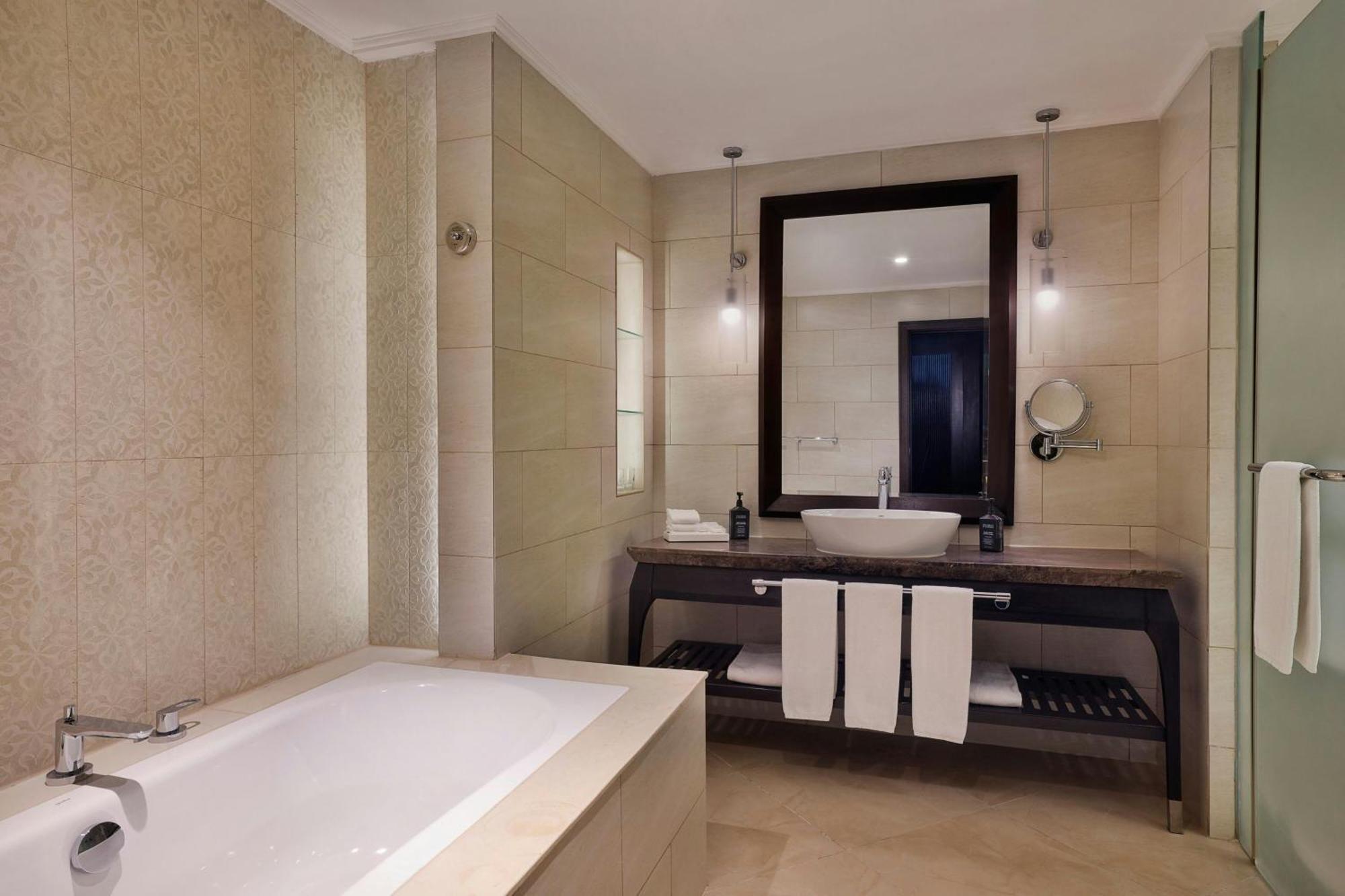 Sheraton Sharjah Beach Resort And Spa Exterior foto